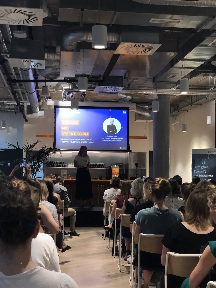 theresahuemmer's tweet photo. Heute mal mit #gdw in der #DBdigitalbase mit der tollen und super sympathischen @MarieKolumna zum Thema Zusammenarbeit von Start-ups und Großkonzernen #schlussmitstreichelzoo https://t.co/PUrEOl0OV1