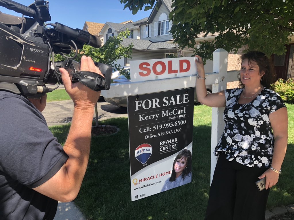 ConsumerSOS's tweet image. BEWARE Guelph realtor @KerryMcCarl sold a house; first, scammers listed it on a website for rent—and asked would-be tenants to give passport info and deposits up-front. In a tight rental market, consumers can make costly mistakes. TV story at 6. @globalnewsto #IWorkForTheViewer