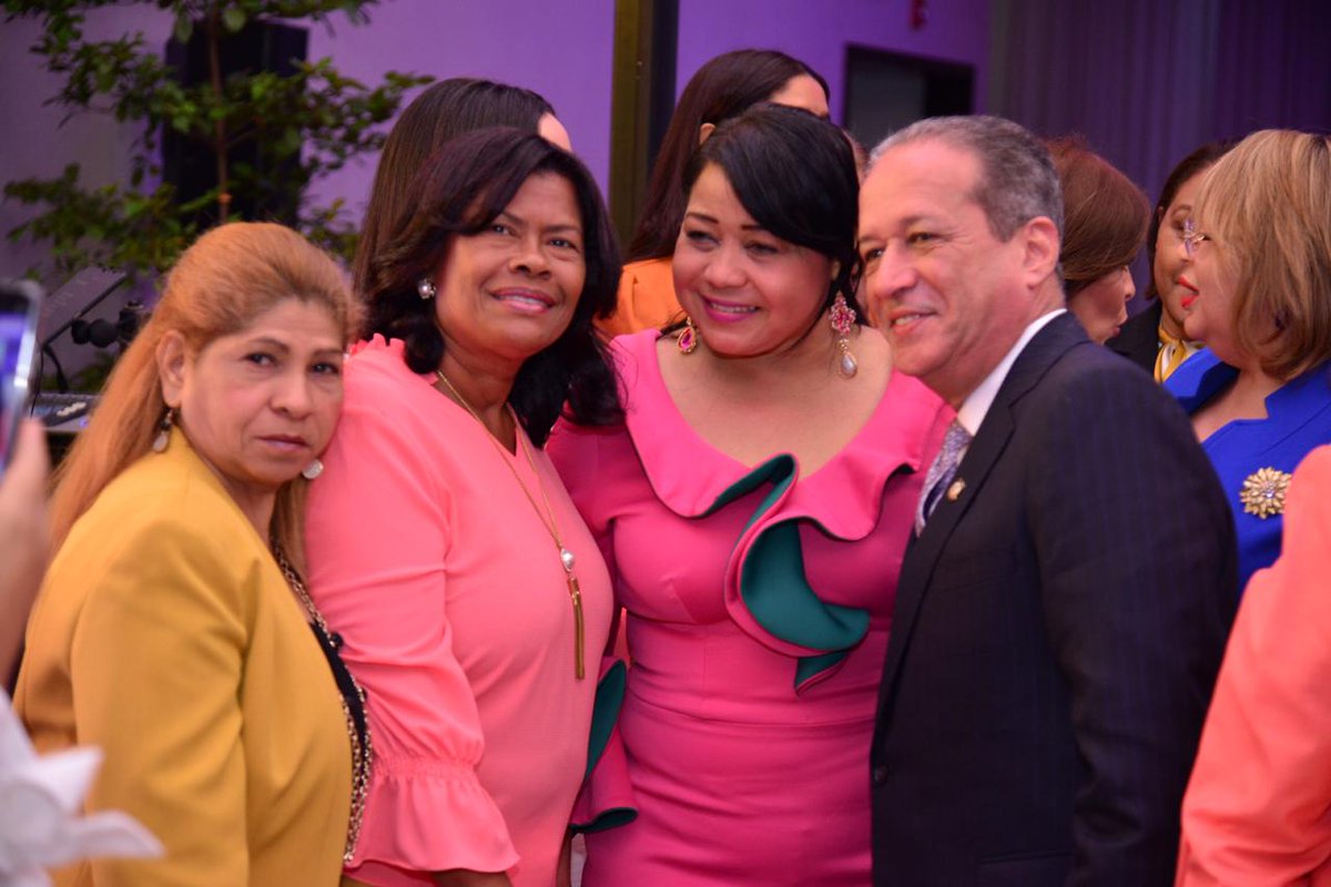 EvaristoSeg's tweet photo. La mañana de hoy se llevó a cabo una magnífica actividad, donde damas de distintos sectores de la sociedad dominicana mostraron su apoyo al que siempre resalta la labor de la mujer en nuestro país, el Dr. @reinaldoparedp
#Reinaldo2020 https://t.co/a2ZJYhbMFu