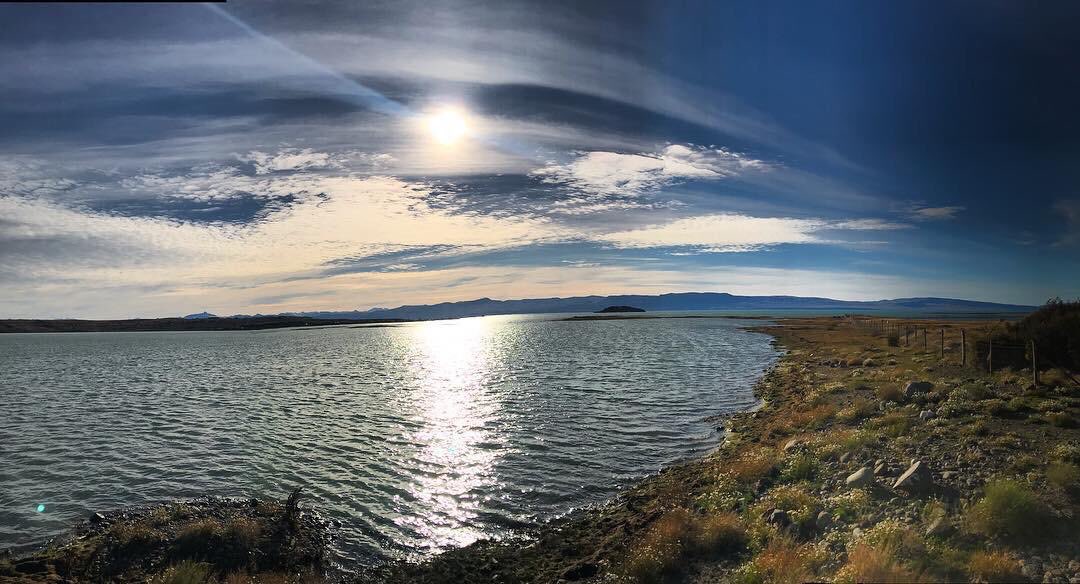 #Jueves con una tarde de sol y nubes. Despues de almorzar seguro que una caminata a orillas del Lago Argentino te carga de energías. Anímate 
#VeniASerProtagonista