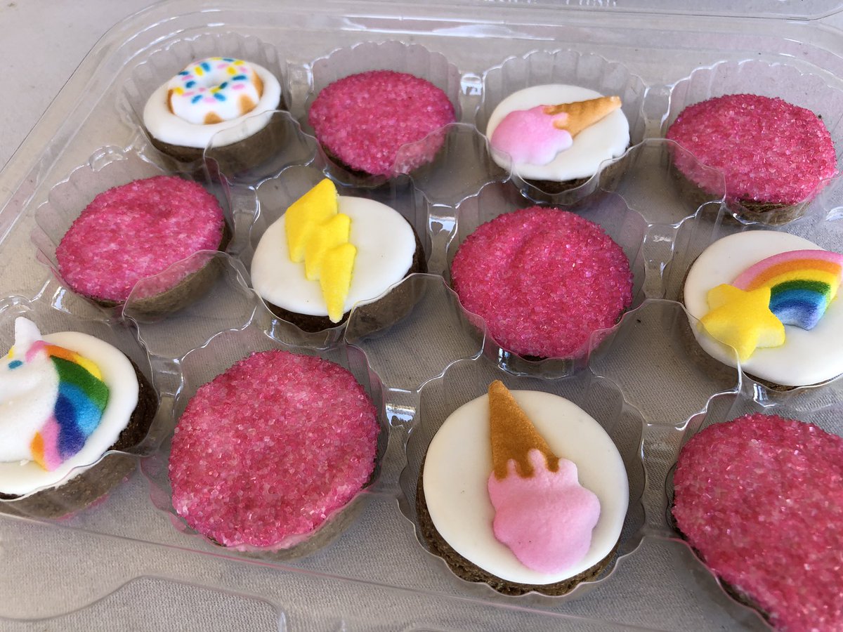 News12LI's tweet photo. Horses deserve dessert too! 🧁 @Snaks5thAve has donuts, cupcakes and more sweet treats for all @HamptonClassic horses 🐎 😋#HamptonClassic 

MORE: https://t.co/9vhss9d2Fk https://t.co/sNqsTvZ0Z6