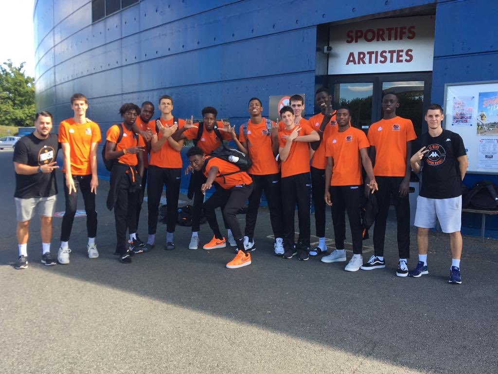 MSB_Officiel's tweet photo. Une belle photo d’équipe pour nos U18 qui sont partis pour le tournoi de Montaigu ! 💯💪 https://t.co/QuLNqMzVF6