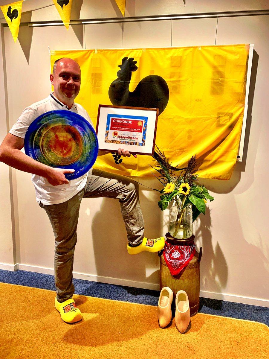 We zijn al een heel jaar zo trots als een Stöppelhaene! Vorig jaar de Raalter Ondernemen van het jaar 2018 gewonnen tijdens de Stöppelhaene Roja middag. Wat heeft dit veel reacties opgeleverd, geweldig! Trots op ons team. Nu genieten van  #SH19 #klompies #Stöppelhaene #haenigan