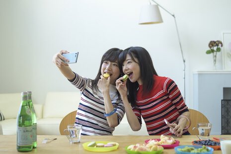simakoo1's tweet photo. この1週間、入社以来、最高密度で登壇やカンファレンス参加だったんですが、
27火 #DigidayHTJ
28水 #CX戦略 大阪
29木 AM #webtan PM #Backstage19
(既に金曜的疲労感)
が。一年ぶりに再開した フリー素材アイドル、@mikarika1125 が僕のこと覚えていてくれたので、(ry
また来年。
#mikarikafree https://t.co/arja8G5vX9