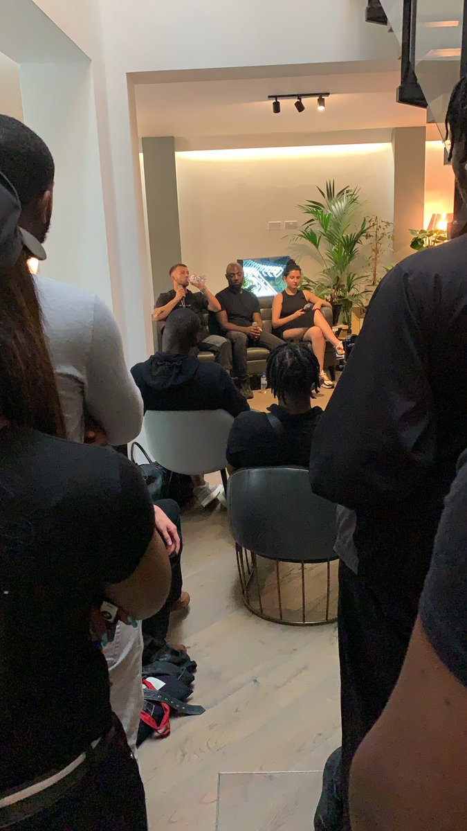 UncleKwabz's tweet image. #MMTalks @KeakieMusic @AustinDarbo and @ruby__ema kicking knowledge on Music X Tech tonight