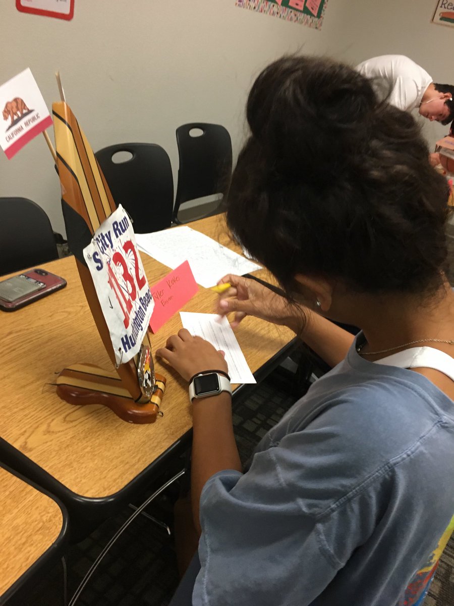MindyMay212's tweet photo. English 2 PAP classes examining classmates’ cultural artifact projects #RHSRoar https://t.co/sIFLvx736V