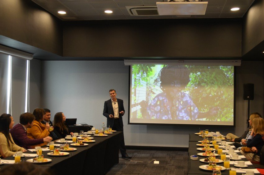 INGEWEEK's tweet photo. 😀Hoy tuvimos una excelente jornada con partners y amigos de @INGEWEEK. Queremos dar las gracias a @gloriamoya_cl de @Corfo, la @CamaraNacional de Comercio, Servicios y Turismo de Chile y a Oscar Contreras S. por acercarnos a más #startup y crear sinergia entre todos! 👏👏👏 https://t.co/CzqwI5i5v6
