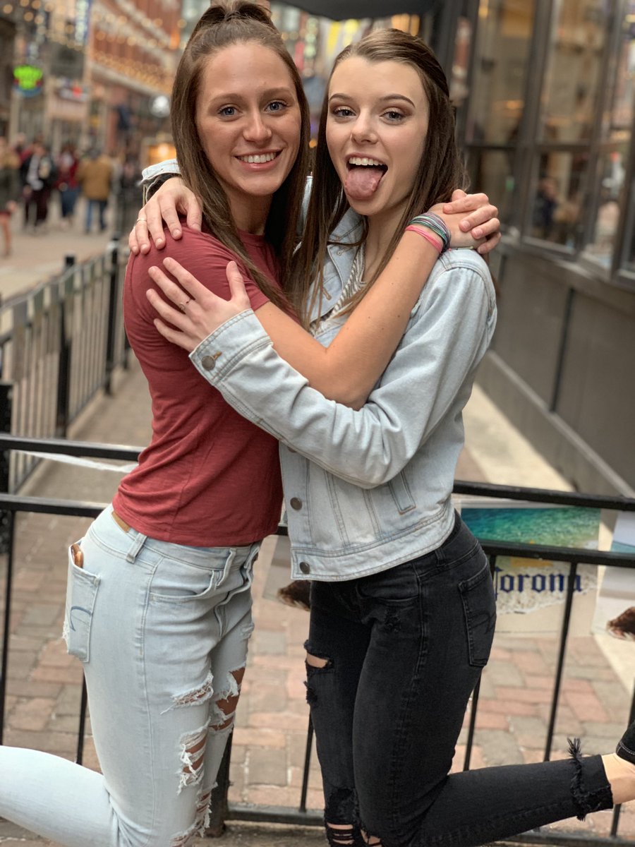 _Makenna_Hall_'s tweet photo. happy 19th birthday maddy b! have the bestest day!! 💛💛💛💛💛 https://t.co/3By3Ohw8Q3