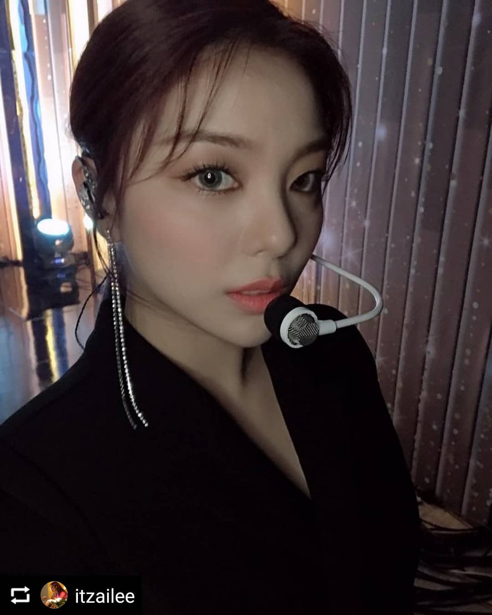 HISOL9's tweet photo. OMG 🤩 
•••
여러분 내가 정말루 많이 사랑해~💜 I love you guys to the moon and back 💜
#Repost from @aileeonline
•••
💜I’m with you!💜
#ShakingMovement_Ailee
•••
#ailee #에일리 #李藝真 #エイリー
#amylee #goldfish #itzailee 
#aileeonline 
#aleean #aileeans #KPOP https://t.co/YPdfTl2XA8