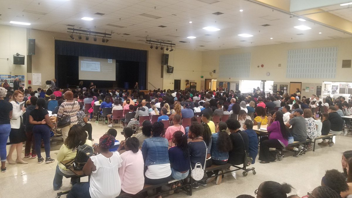 MrsOutlaw_DPMMS's tweet photo. Packed house @TeamDeerPark for 6th grade orientation! @TaylorKandice @MrKim_DPMMSMath @PatriciaWit94 @Seadodson #DPMMS #community https://t.co/8xs6AtPQpx