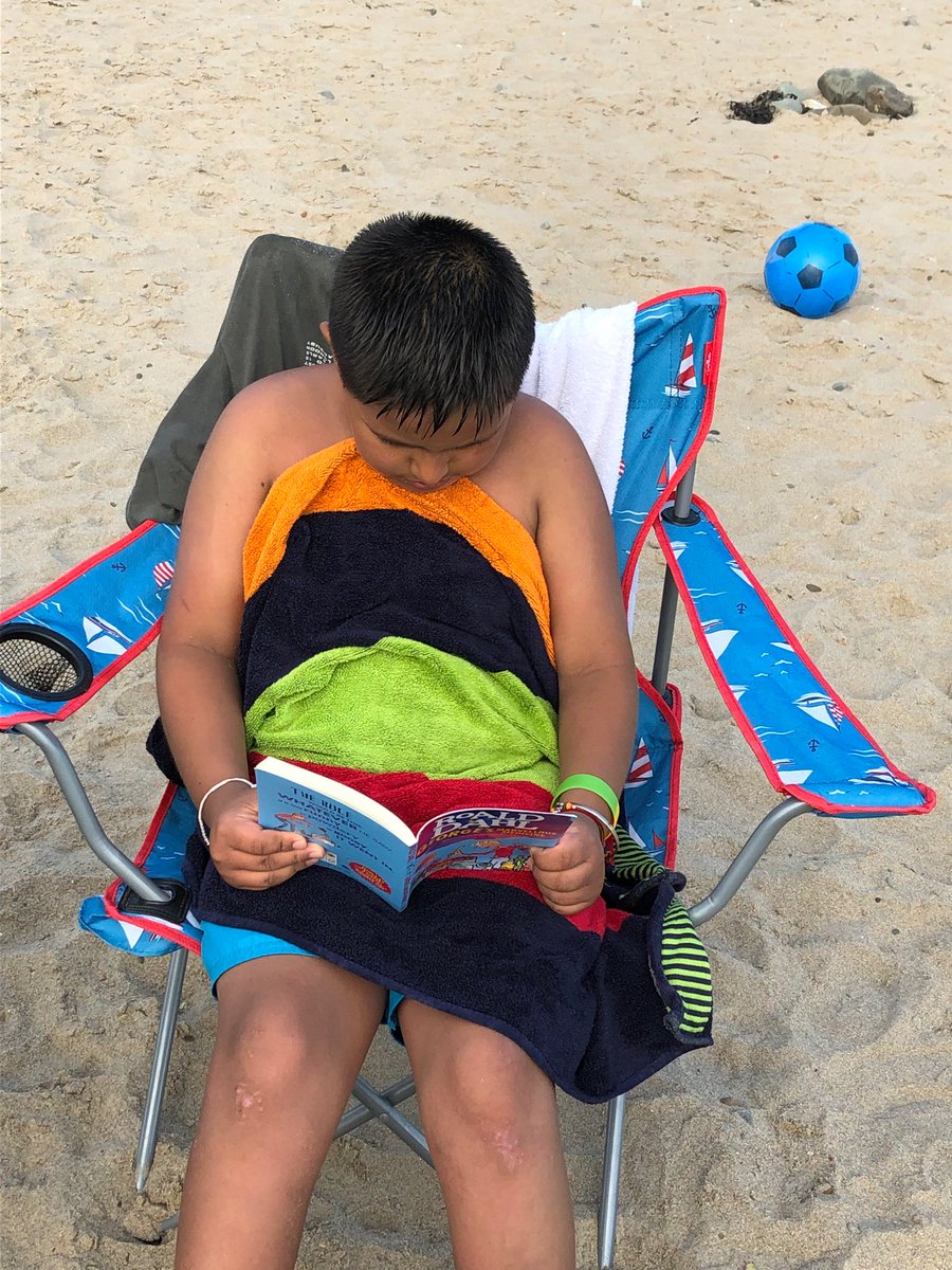 Maninde34620743's tweet photo. @HollyfieldPri Ashwin & Esha enjoying reading on the beach #igotcaughtreading https://t.co/KhZDPkZZQT