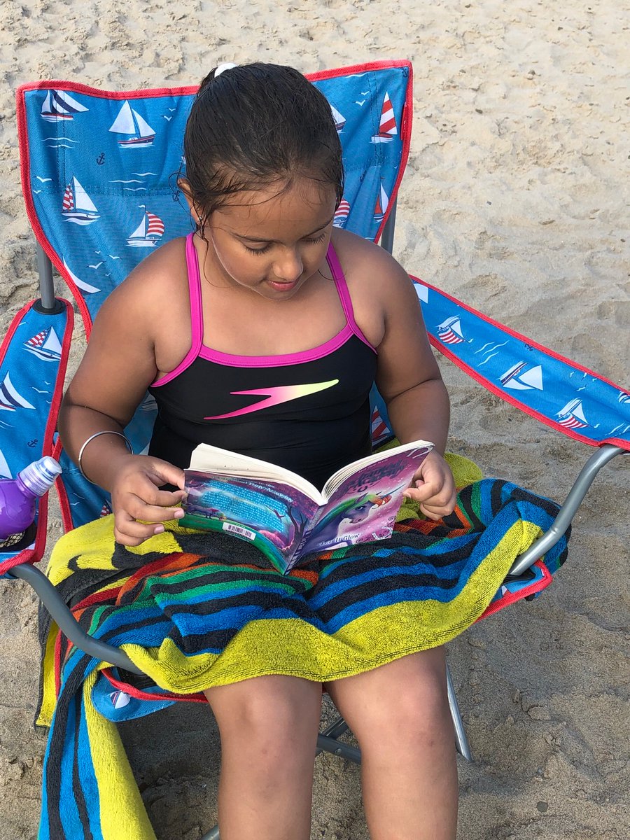 Maninde34620743's tweet photo. @HollyfieldPri Ashwin & Esha enjoying reading on the beach #igotcaughtreading https://t.co/KhZDPkZZQT