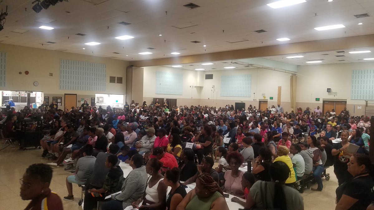 MrsOutlaw_DPMMS's tweet photo. Packed house @TeamDeerPark for 6th grade orientation! @TaylorKandice @MrKim_DPMMSMath @PatriciaWit94 @Seadodson #DPMMS #community https://t.co/8xs6AtPQpx