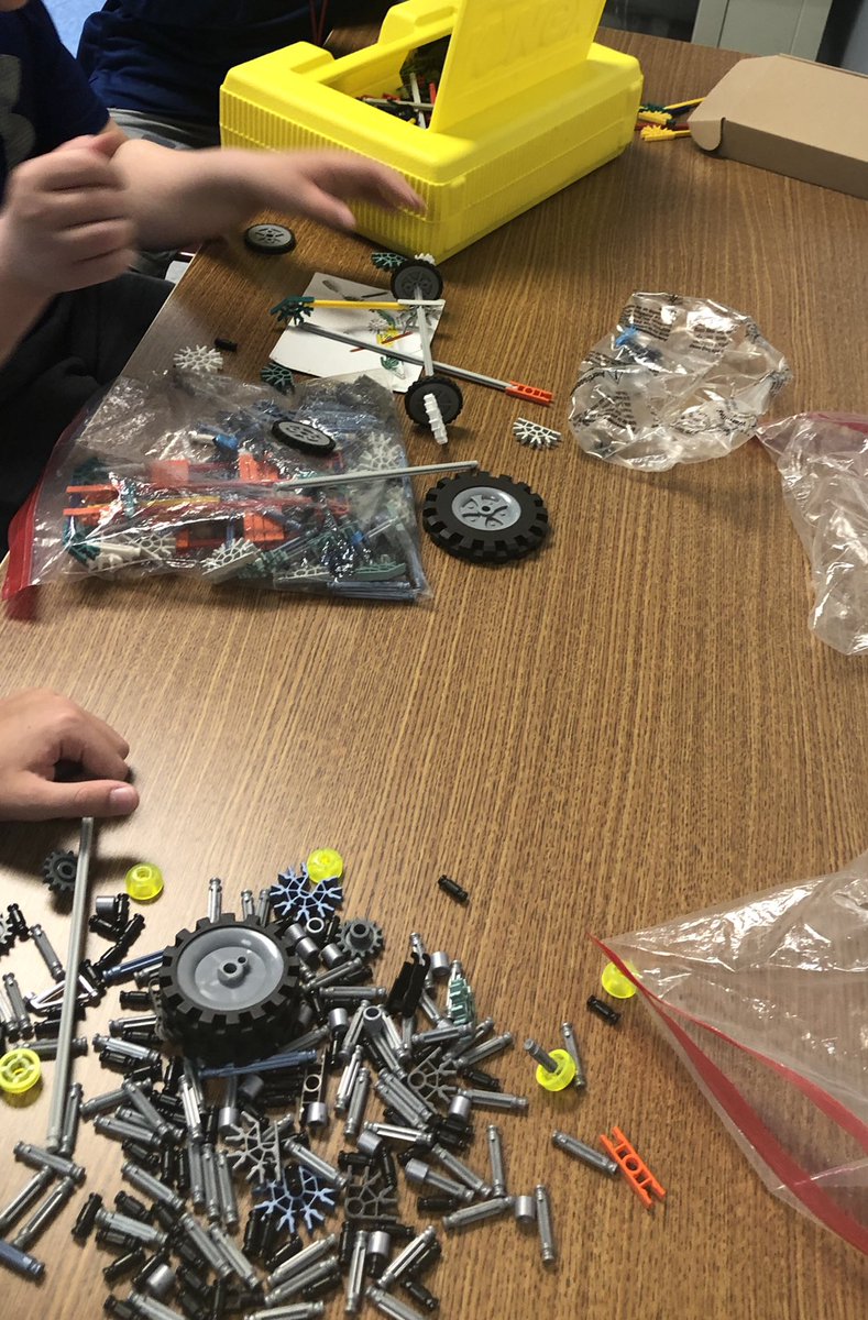 svmsra's tweet photo. Mr. Miller brought his 5th grade class in to use the new middle school Makerspace! #STEMeducation #problemsolving #collaboration @SauconValleyMS @JamesPDeegan @pamdobs @TomHalcisak @colbej https://t.co/1Ap40fRWMu