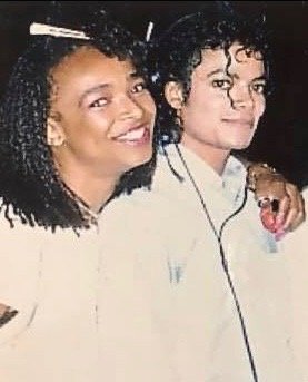 L’amour coule sur les médias sociaux pour célébrer l’anniversaire de la naissance de Michael Jackson. EDJDgXdU8AA-FhI?format=jpg&name=900x900