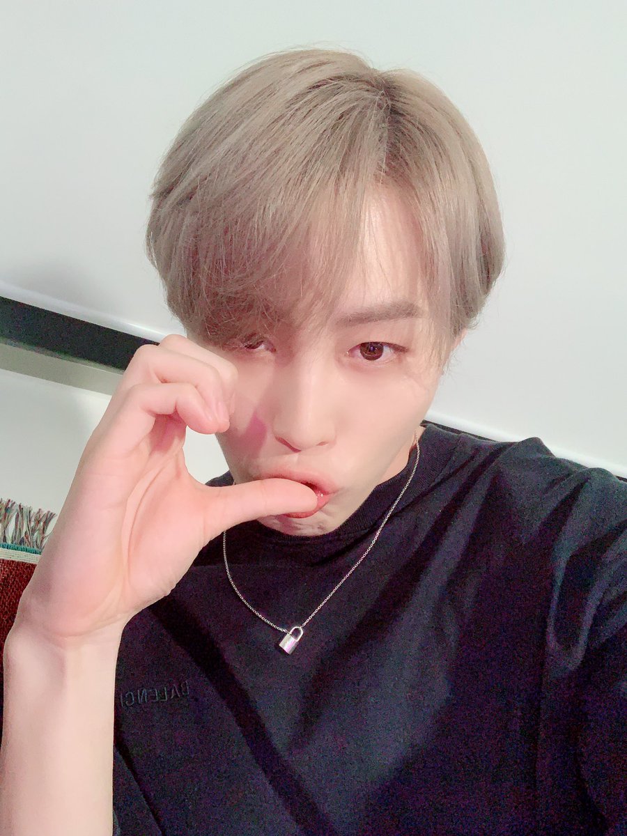 곧 11시 네이버 나우 에서 심야아이돌이 시작됩니다~~ 하늘이들 대기하고 있어요?!?ㅎㅎ
#하성운 #하늘 #고마워