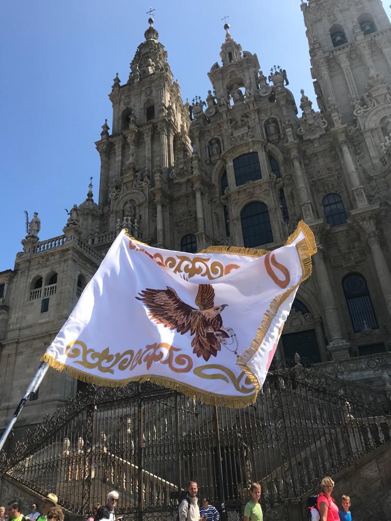 Es un orgullo ver entrar a nuestros jóvenes en la Plaza del Obradorio para visitar al Apóstol Santiago y con vítores a la Virgen de la Amargura. Enhorabuena  por vuestro fantástico #CaminodeSantiago #SomosBlancos <a href="/PasoBlanco_3/">Paso Blanco</a>