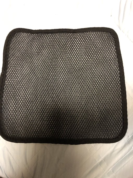 100均 不快な おしりの蒸れ を解消する セリアのメッシュクッションが優秀すぎた 3d素材の座布団 車用品 夏のリュックにも デザインしない暮らし
