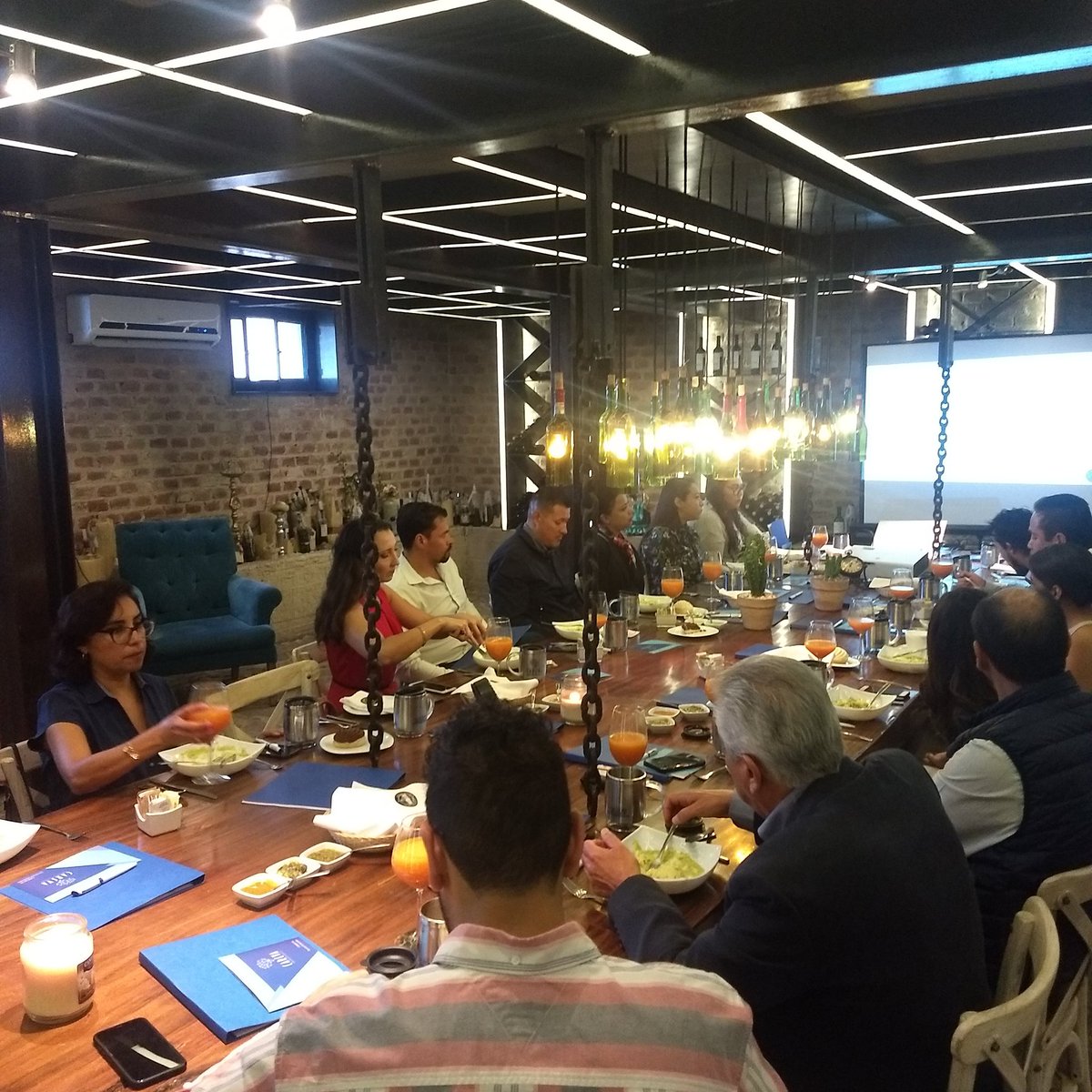 CAREVAmx's tweet photo. Felices por nuestro desayuno para el lanzamiento de nuestro nuevo servicio #NOM035 Factores de riesgo psicosocial #CAREVAteam #liderazgo #rh #DesarrolloHumano https://t.co/fpCoo8P9HX