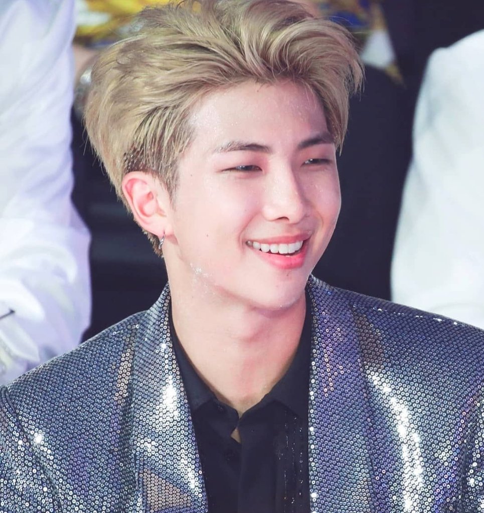 centurybts16's tweet photo. It's not the jacket that will blind you, it's the man in the jacket💕
@bts.bighitofficial
#musiciansdaily #amazingmusicians #amazingvoices #ipurpleyou #kpopaesthetic #handsomeguys #beautifulboys #cuteboysofinstagram #smartboys #namjoonfanpage https://t.co/kuVO6Os05g