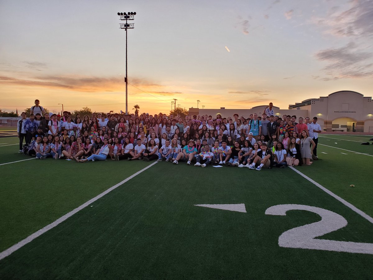 CoachWard_1's tweet photo. Can't think of a better group to watch the sunrise with! @phs_co2020 we love you all! 🖤💛 Thank you @DBumpas and @rgandarilla99 for coming out early to help out! #BeGlorious #Matadors #TheJourneyBegins #DawnOfaNewDecade @CoachPaiz @CoachWilson05 https://t.co/ebCXZ2f4fM