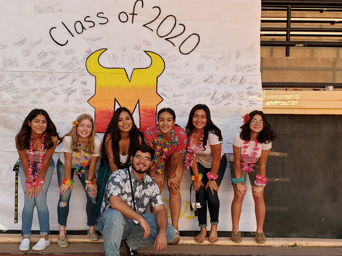 CoachWard_1's tweet photo. Can't think of a better group to watch the sunrise with! @phs_co2020 we love you all! 🖤💛 Thank you @DBumpas and @rgandarilla99 for coming out early to help out! #BeGlorious #Matadors #TheJourneyBegins #DawnOfaNewDecade @CoachPaiz @CoachWilson05 https://t.co/ebCXZ2f4fM