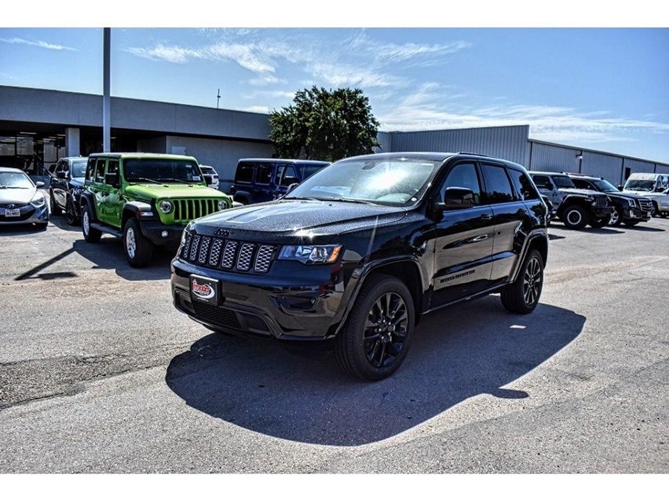 FrontierAuto's tweet image. Arrive in style with our 2019 #Jeep #GrandCherokee #Altitude! 😎 The first-class good looks of our Grand Cherokee Altitude draw attention with gloss black accents, quad halogen headlamps, and prominent wheels.
Interested? Click here to learn more: bit.ly/2HtusPB
