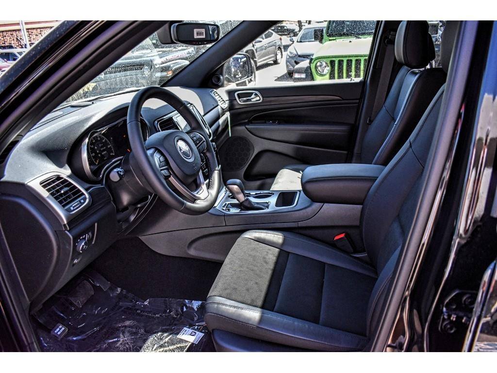 FrontierAuto's tweet image. Arrive in style with our 2019 #Jeep #GrandCherokee #Altitude! 😎 The first-class good looks of our Grand Cherokee Altitude draw attention with gloss black accents, quad halogen headlamps, and prominent wheels.
Interested? Click here to learn more: bit.ly/2HtusPB