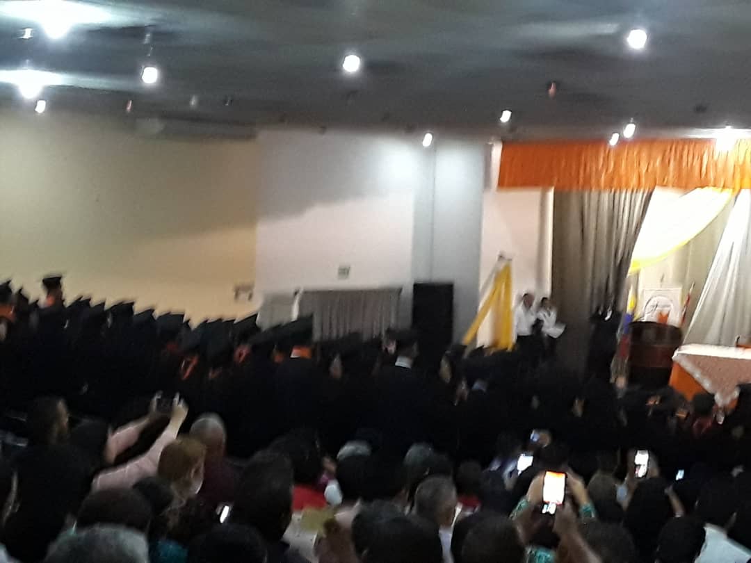 FalconSucre's tweet photo. #Ahora realizamos el acto de graduación de nuestros triunfadores en el PNF de administración en la @UPTAG_FALCON #SomosSucre @NicolasMaduro @hugbelpsuv @vclarkb @SecretUCTFalcon @ntonioPSUV https://t.co/yhis8gAZLD