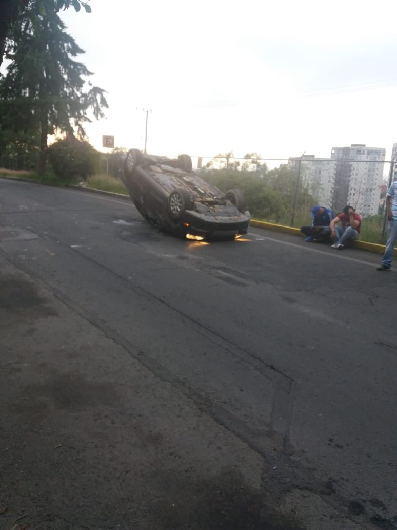 Auto volteado sobre la calle bosque alto muy cerca del Club Berimbau 😳