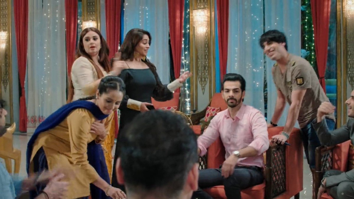 coffeeisjaan's tweet photo. Sippy family is already in luv with their bahu #KahaanHumKahaanTum https://t.co/BMPlSN4o0B