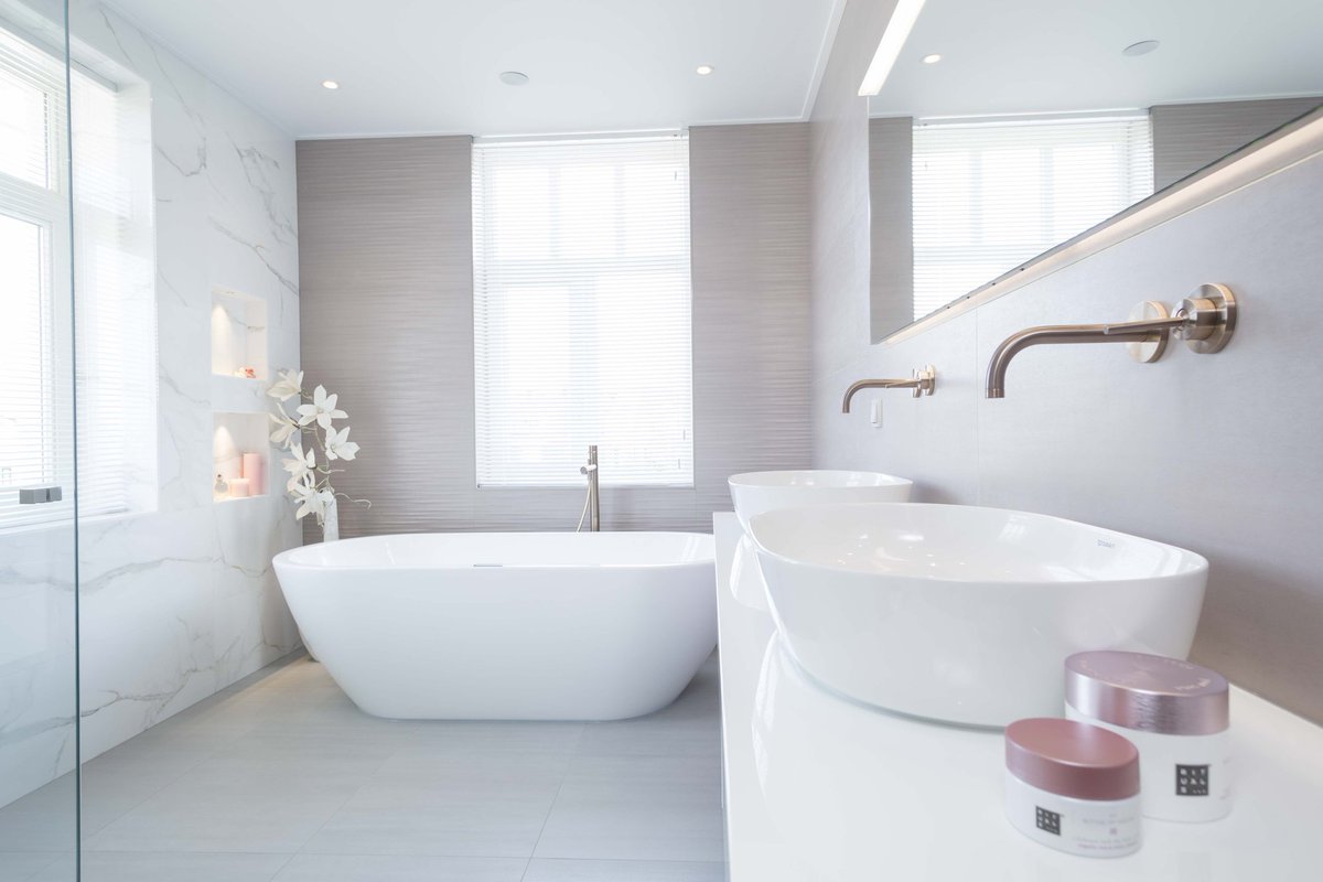 Droom weg in deze nieuwe badkamer! Binnenkort te zien in ons nieuwe inspiratiemagazine BadkamerBreed "Onze Droombadkamer". Kijk ook op bit.ly/2MIbWHI