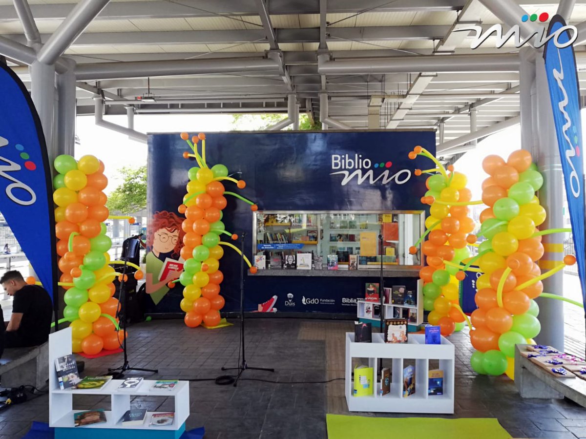 METROCALI's tweet photo. 📚A partir de hoy los caleños tenemos una nueva biblioteca pública en la Terminal Paso del Comercio, que se suma a los #BiblioMIO de la estación Unidad Deportiva y la terminal Andrés Sanín🚌. #AEstaHora nos encontramos en su lanzamiento. https://t.co/O82BKh8Zly