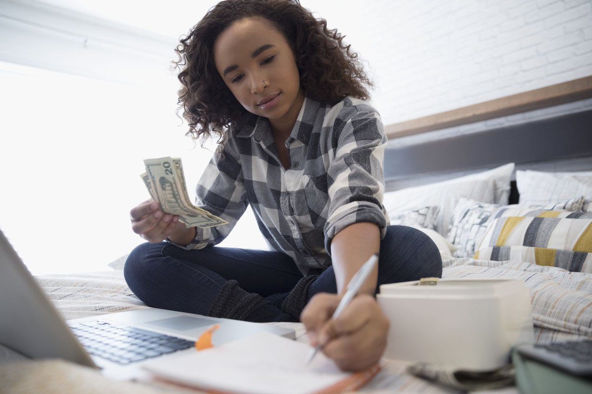 Aur2Cents's tweet photo. Sticking to a budget is no easy task, but it is an enormously satisfying one. But what if we tell you that it isn’t hard at all? 

Here are some tips on how to stick to your budget without losing your mind: https://t.co/xa7EyJYCK2

#AurGroup #Aur2cents #Bank https://t.co/p1rPxlLdW5
