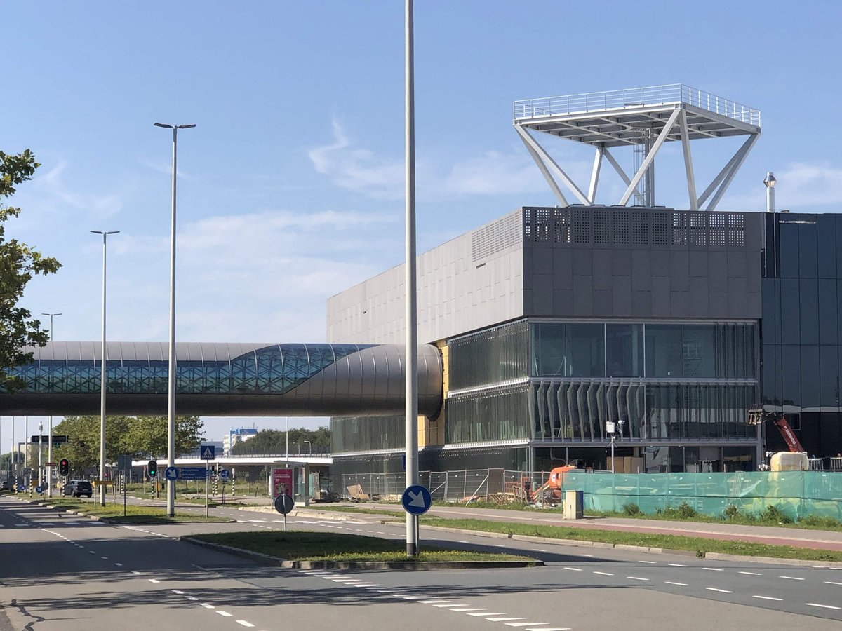 IMd_ingenieurs's tweet photo. Mooi resultaat van het nieuwe gebouw met verbindingsbrug @LVNL. @IMd_ingenieurs is verantwoordelijk voor het constructieve ontwerp, uitgewerkt door @SprangersBouwbedrijf @AdviesbureauvandeLaar en @Octatube. Architectonisch ontwerp @EHA_Ector #parametrisch #ontwerpen https://t.co/HEA9XNFcsn