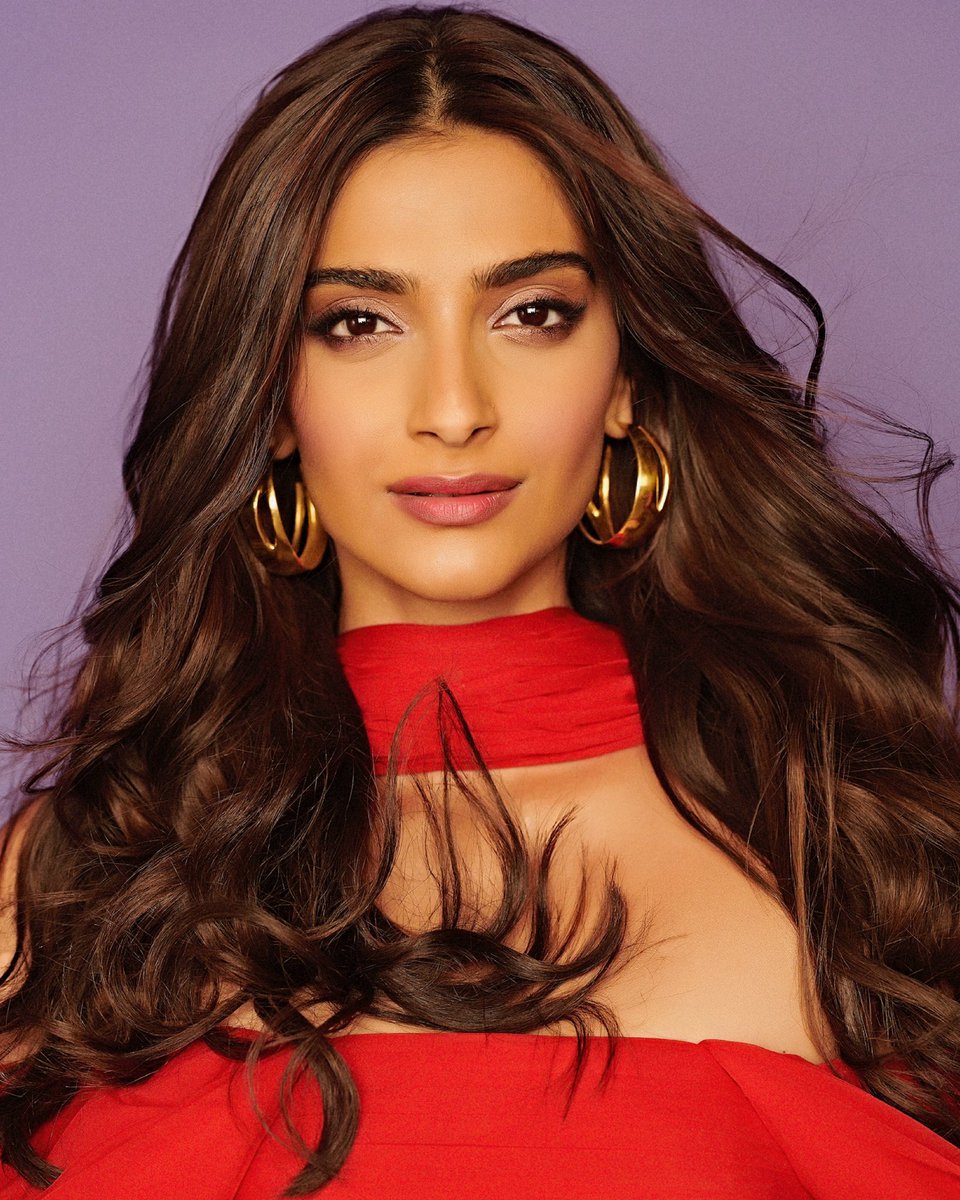 sonamakapoor's tweet photo. For the trailer launch of #TheZoyaFactor
Outfit: @georgeshobeika
Earrings: #misho_designs
Bracelet: #thelinehq
Rings: #adihandmade
Shoes: #arcosantiworld
Bag: @suvimolbkk 
Hair: @alpakhimani 
Makeup: #artinayar
Styling: #rheakapoor
Photographer: #thehouseofpixels https://t.co/2DxHQ9SXjr