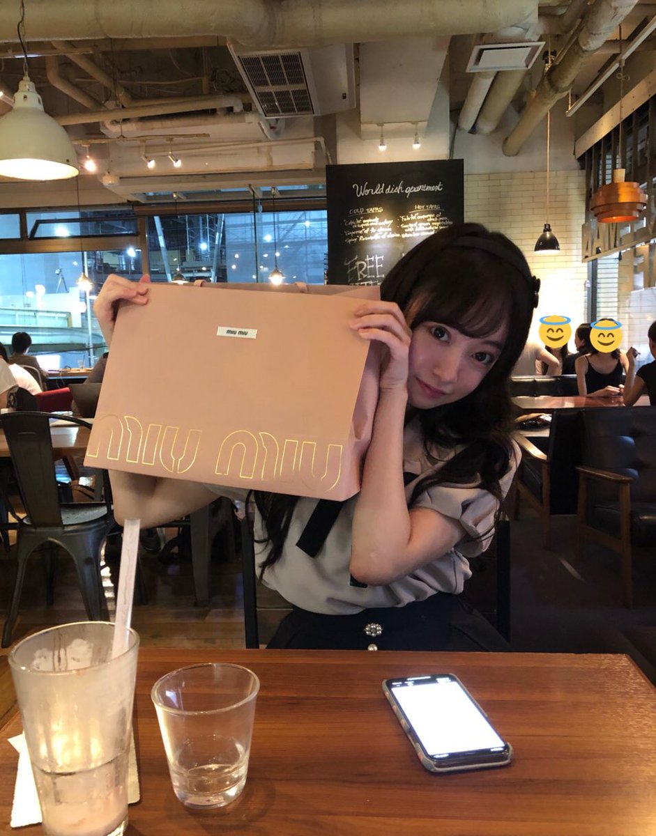 小林司 ミスid22公開9 15 No Twitter 渋谷のカフェで打ち合わせをしてた望月める カメラを向けると急に下に置いてあった ミュウミュウの袋を持った 完全なパパ活写真になった