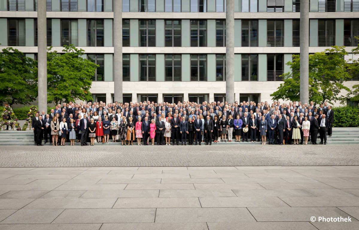 rabe_diplo's tweet photo. Auch ich war auf dem Foto, leider sieht man nur mein linkes Ohr. Anfängerfehler, sollte ich nächstes Mal vordrängeln? #BoKo19 https://t.co/p84BmWxyZx