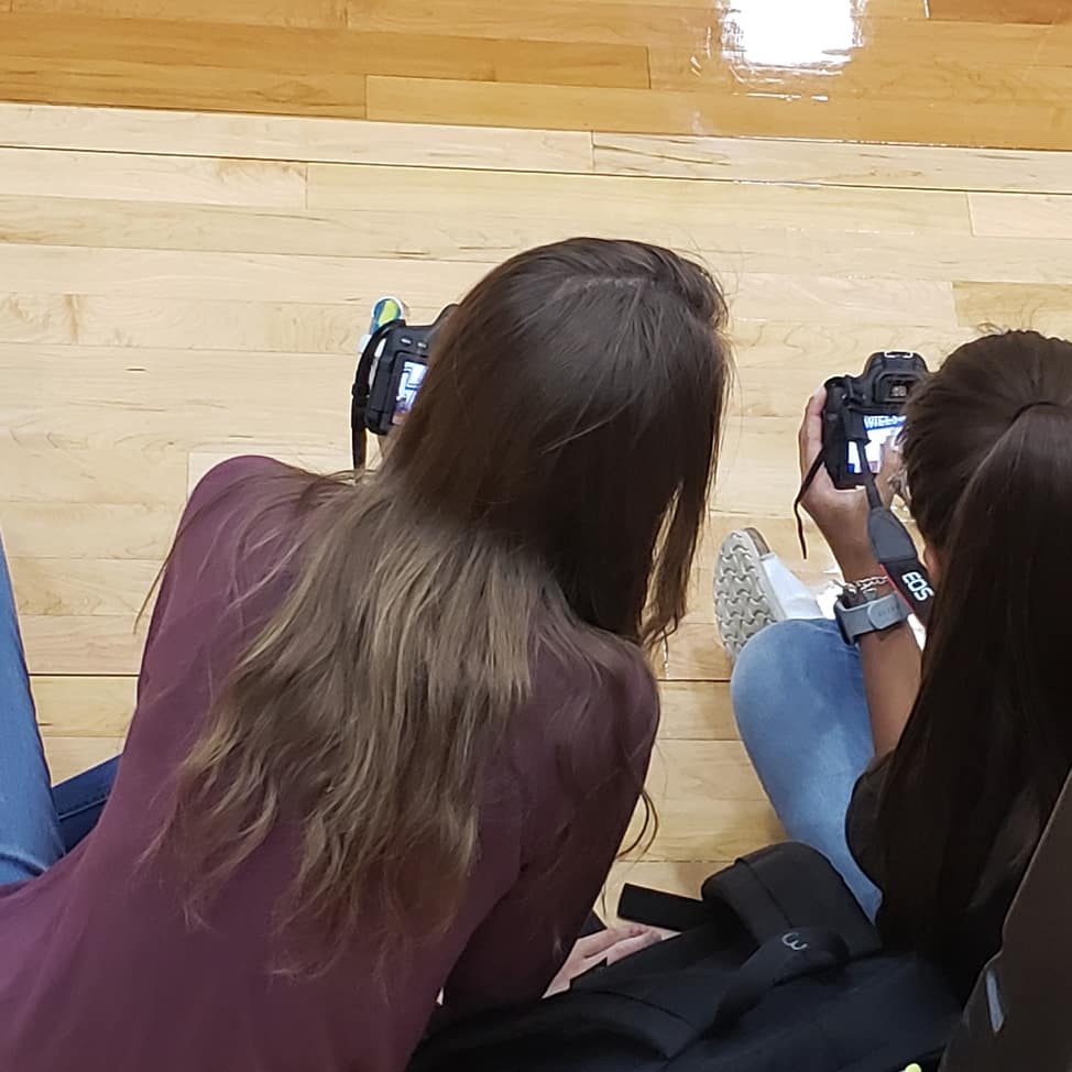 WPISD_Ybk's tweet photo. Tiger Yearbook staff taking advantage of photo practice ops at the Freshman and JV volleyball tournament. Payton Lawson (10), Stephanie Mireles (10), Olivia Fulton (12), Deaven Patterson (12), and Danielle Smirk (11). https://t.co/KNAkSUVNBb