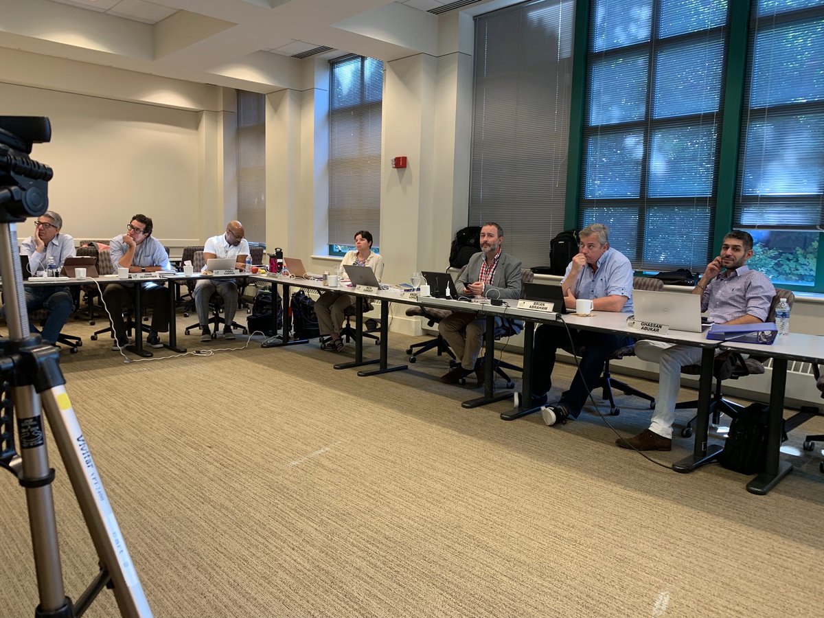 kallelyy's tweet photo. New DM class in action studying mixed methods and listening Robey’s lecture on engaged practitioner scholarship. #dmprogram @caseweatherhead https://t.co/eHotrgJpxG