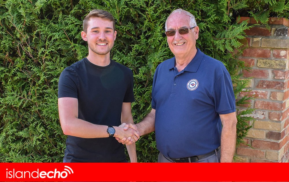 NEW SPONSOR FUNDS WEBSITE FOR ISLE OF WIGHT HOCKEY CLUB - islandecho.co.uk/new-sponsor-fu… #IsleofWight #iwnews #IOW <a href="/DineWight/">DineWight</a>