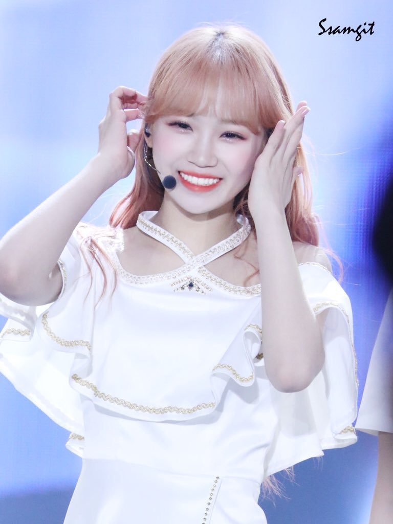 리나 Iz Oneはデビューから約7ヶ月くらいシールで肌にペタッとするタイプの安いヘッドマイク 10万くらいらしい だったんだけどx1はデビュー初日から高いマイクを使ってる このヘッドマイクはメンバーの為に事務所が買うものらしい もしかしてswing