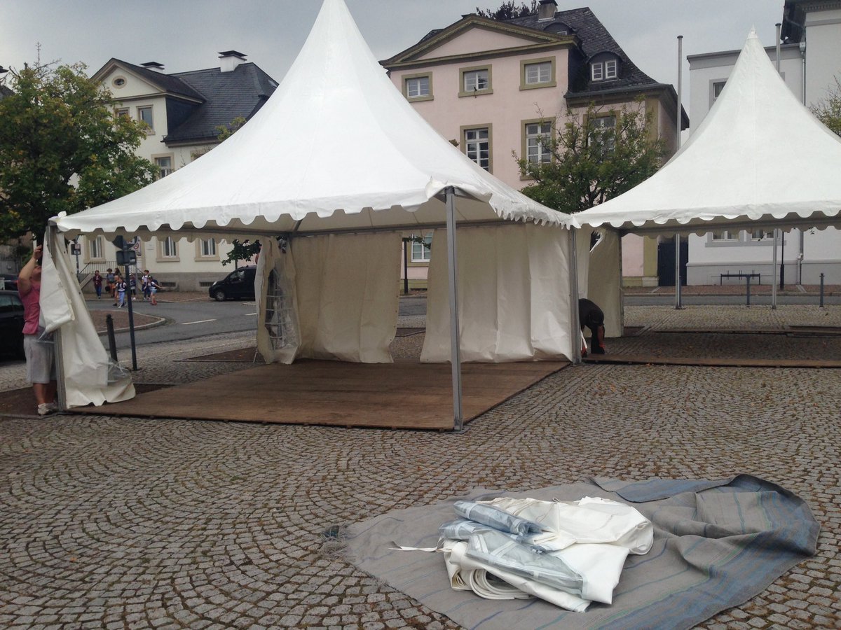 holzmarkt's tweet photo. Wie in den anderen Jahren startet der Aufbau beim #Holzmarkt #Arnsberg mit den Pagodenzelten. Alles steht, jetzt dauert es nicht mehr lange https://t.co/JEherteE4X