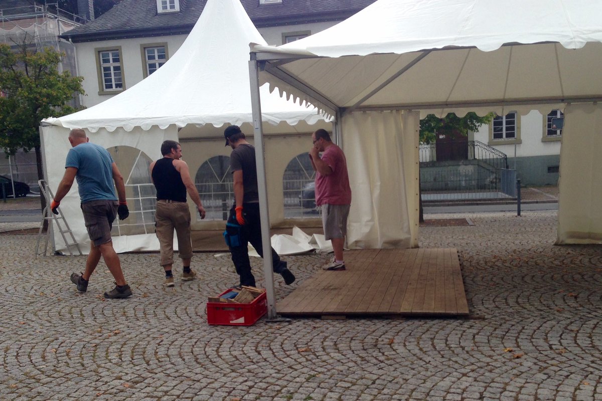 holzmarkt's tweet photo. Wie in den anderen Jahren startet der Aufbau beim #Holzmarkt #Arnsberg mit den Pagodenzelten. Alles steht, jetzt dauert es nicht mehr lange https://t.co/JEherteE4X