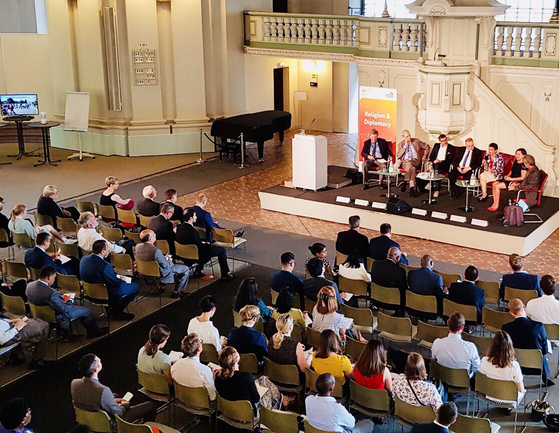 AA_Kultur's tweet photo. #ReligionUndAußenpolitik informierte gestern die in Berlin akkreditierten ausländischen Diplomat*innen über die Ergebnisse der 10. Weltversammlung von @religions4peace in Lindau! Am Abend war dann die #BoKo19 zu einem Werkstattgespräch zur selben Thematik eingeladen. Thx #RfP19 https://t.co/jjoZF7ga11