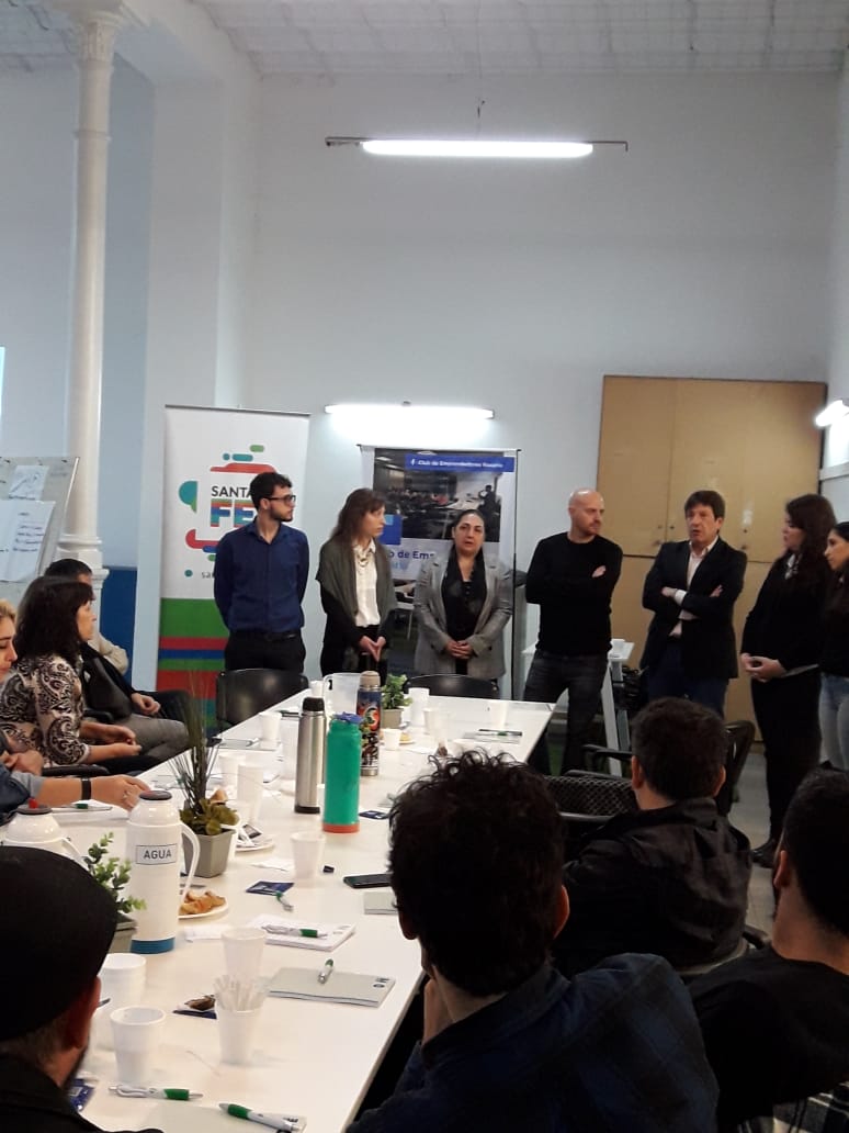 ProduccionSF's tweet image. #Rosario #DesayunoDeNetworking Escuchamos los proyectos de emprendedoras y emprendedores santafesinos y les brindamos herramientas para concretarlos. Además, abordamos los desafíos para la Hackaton Rosarioton 2019.