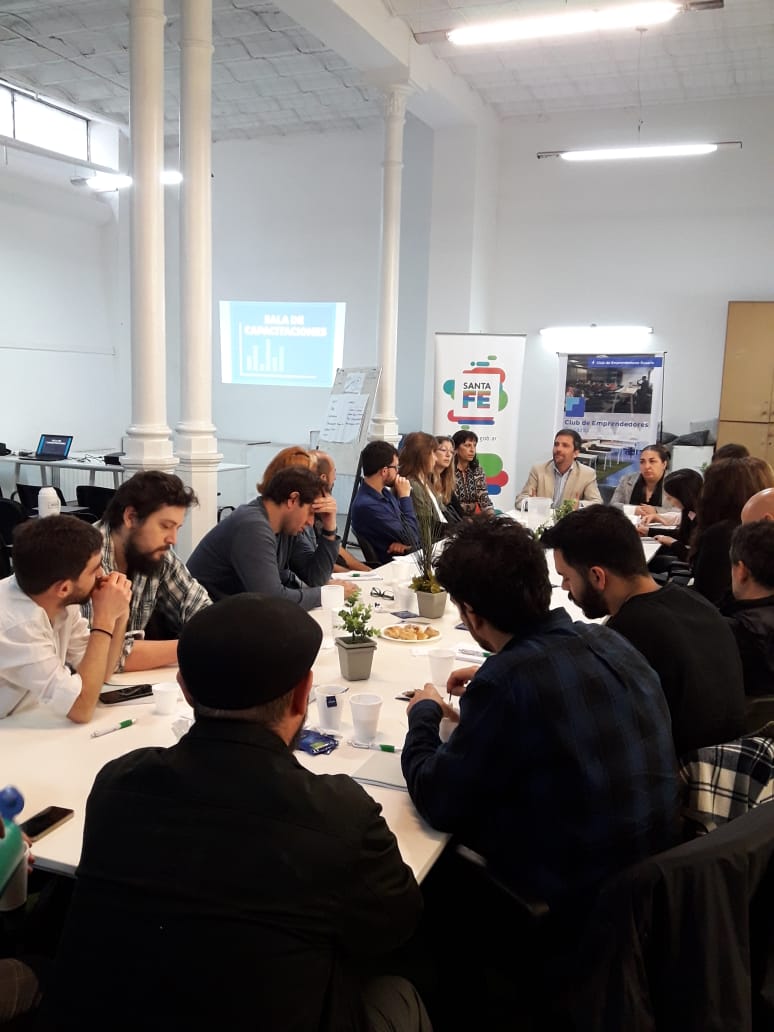 ProduccionSF's tweet image. #Rosario #DesayunoDeNetworking Escuchamos los proyectos de emprendedoras y emprendedores santafesinos y les brindamos herramientas para concretarlos. Además, abordamos los desafíos para la Hackaton Rosarioton 2019.