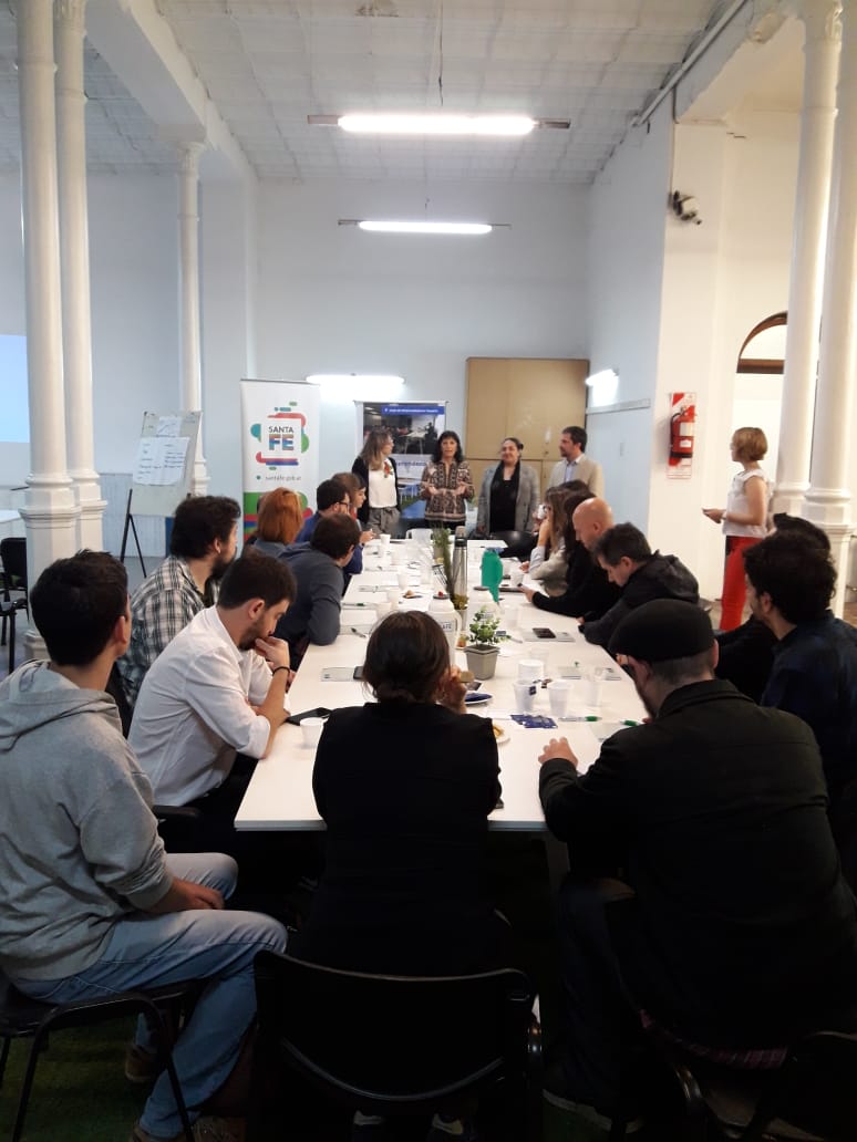 ProduccionSF's tweet image. #Rosario #DesayunoDeNetworking Escuchamos los proyectos de emprendedoras y emprendedores santafesinos y les brindamos herramientas para concretarlos. Además, abordamos los desafíos para la Hackaton Rosarioton 2019.