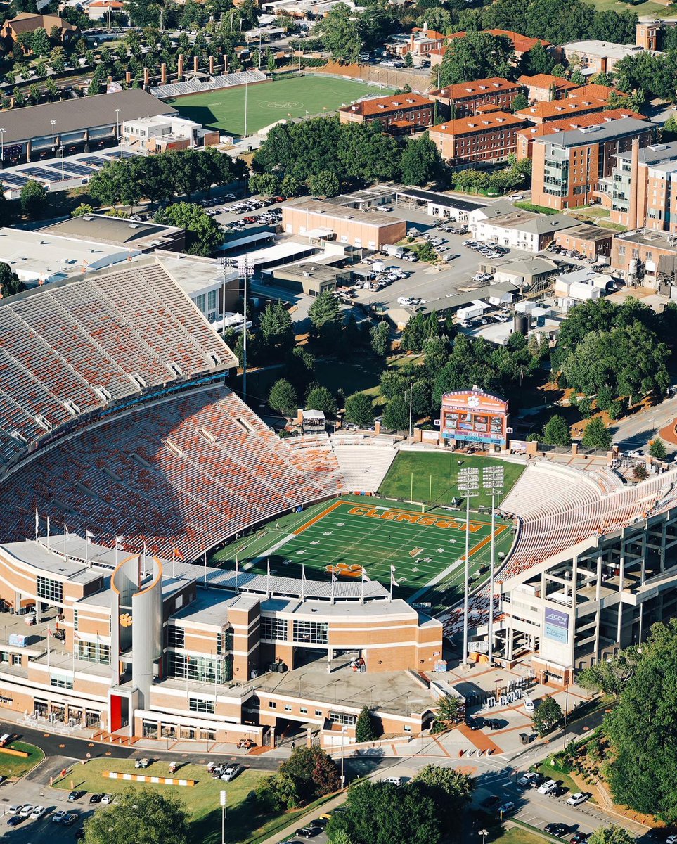 KEVIN_BEARCAT's tweet photo. Sitting here waiting for my wife to get here with lunch then headed to God’s Country! Can’t wait to get there!! So hyped it’s finally Gameday in the Valley!!! #TheChampsAreBack #ALLIN #beatNerds https://t.co/7FqYDDQIx2