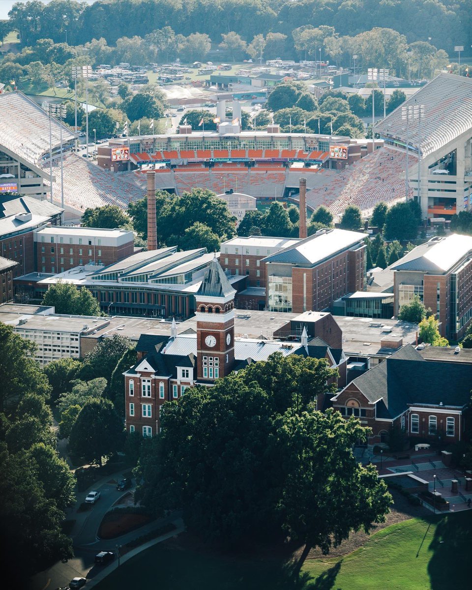 KEVIN_BEARCAT's tweet photo. Sitting here waiting for my wife to get here with lunch then headed to God’s Country! Can’t wait to get there!! So hyped it’s finally Gameday in the Valley!!! #TheChampsAreBack #ALLIN #beatNerds https://t.co/7FqYDDQIx2